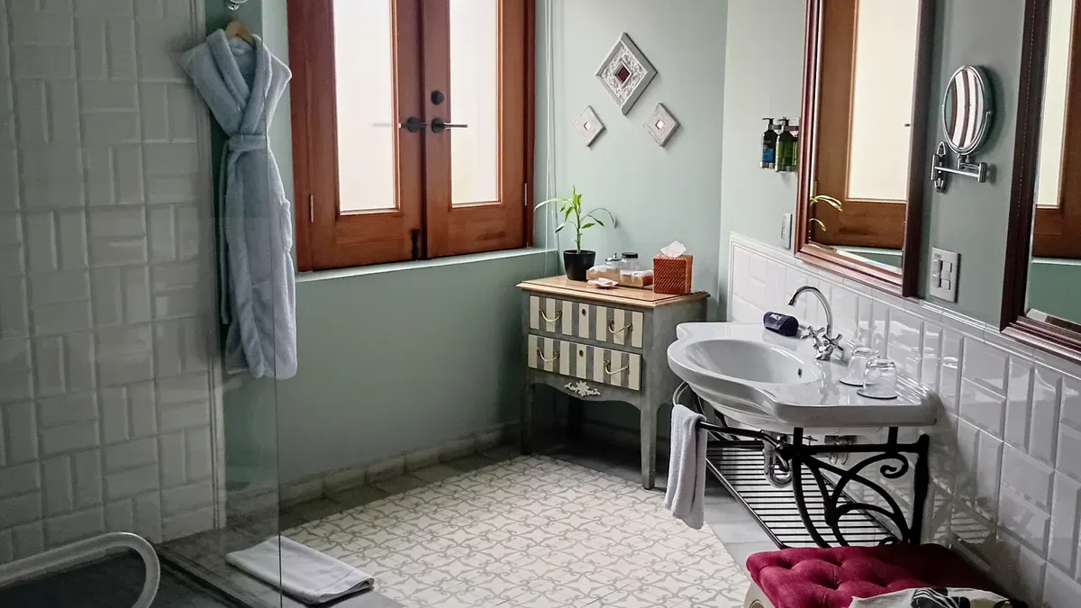 Shower Chair vs. Shower Stool: Key Differences